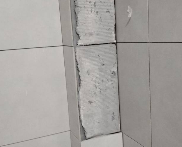 潼南瓷砖空鼓维修公司分享下瓷砖施工前基层浇水润湿程度不足，可能导致以下问题